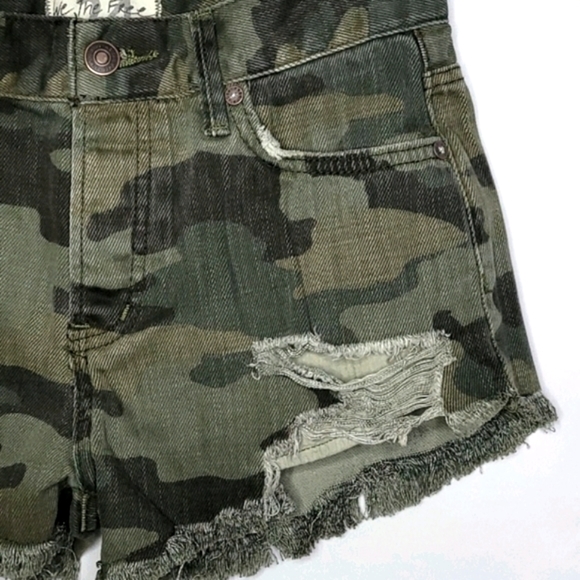 💰NWOT! WE THE FREE ▪︎ ARMY GREEN CAMOUFLAGE JEAN SHORTS ▪︎ SIZE 0 - Picture 4 of 12